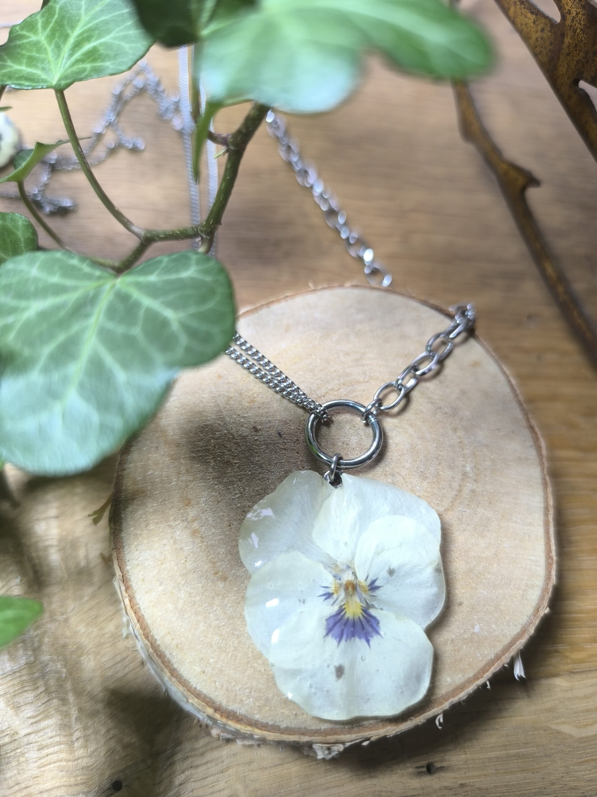 collier pensée blanche