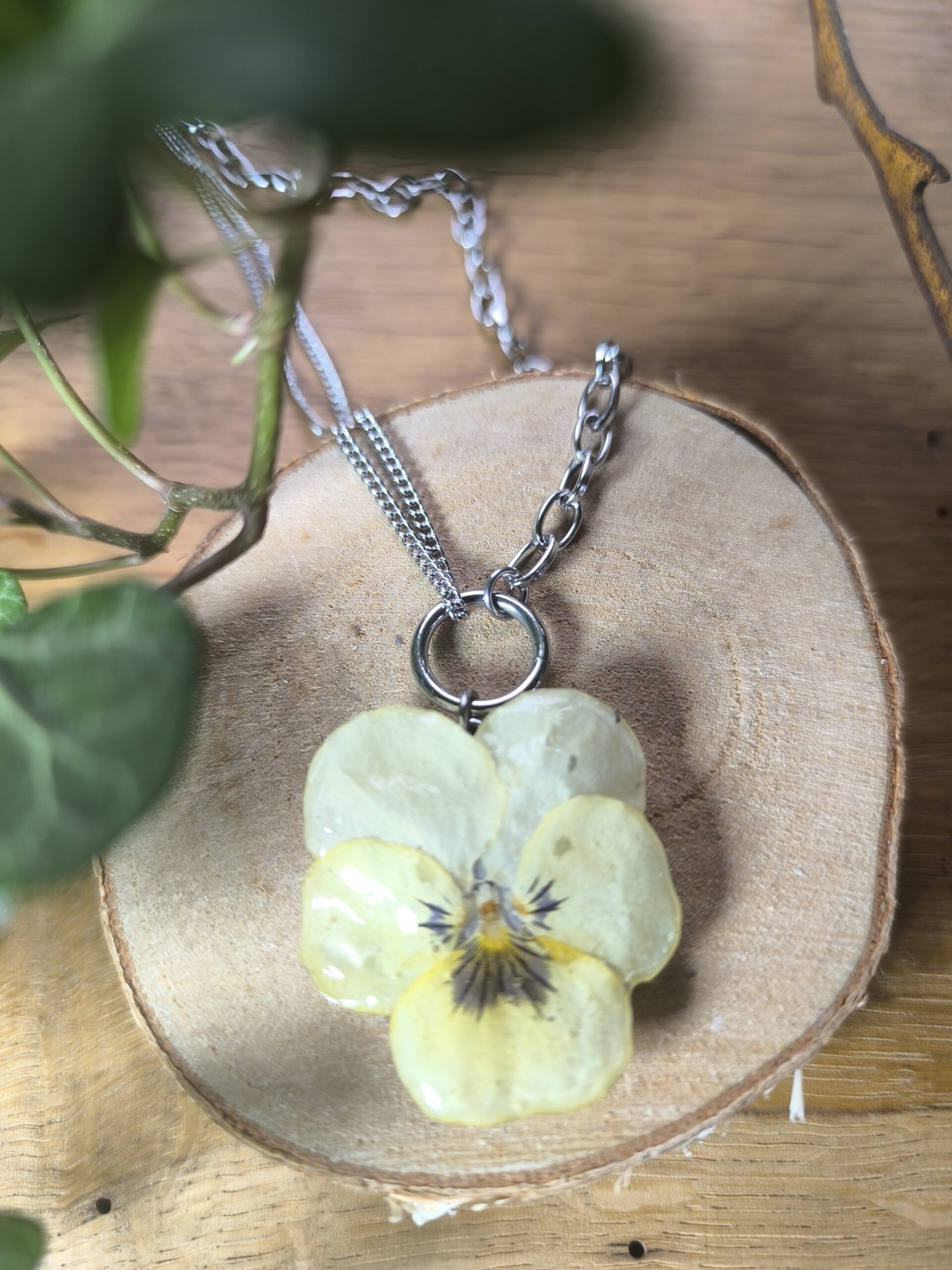 Collier pensée jaune doux